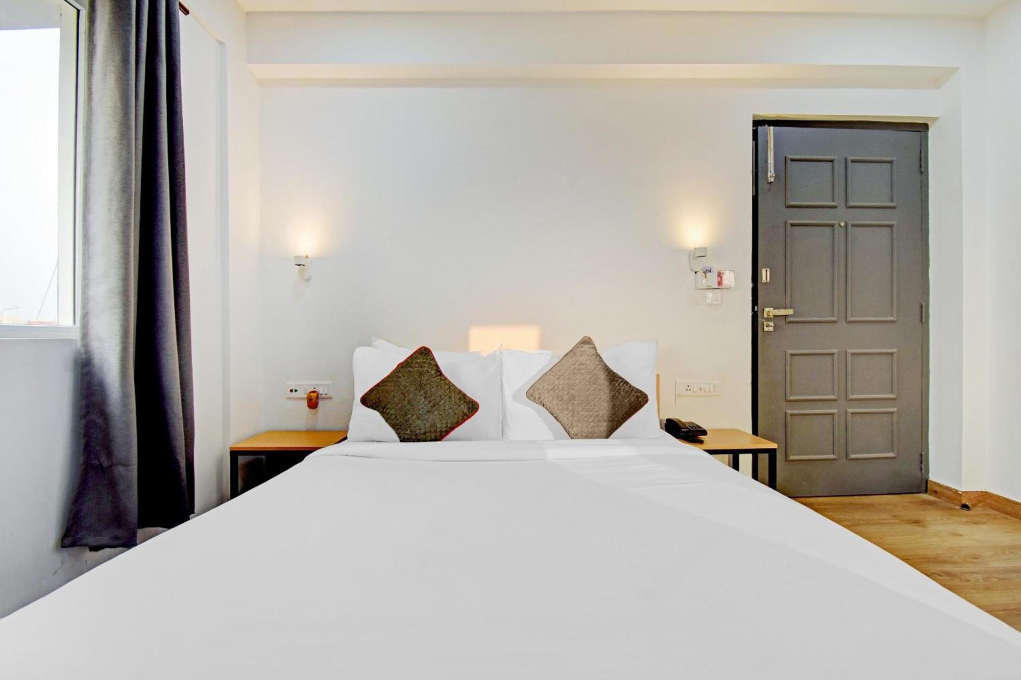 Super Townhouse The Royal Retreat Hotel Garui Exterior photo