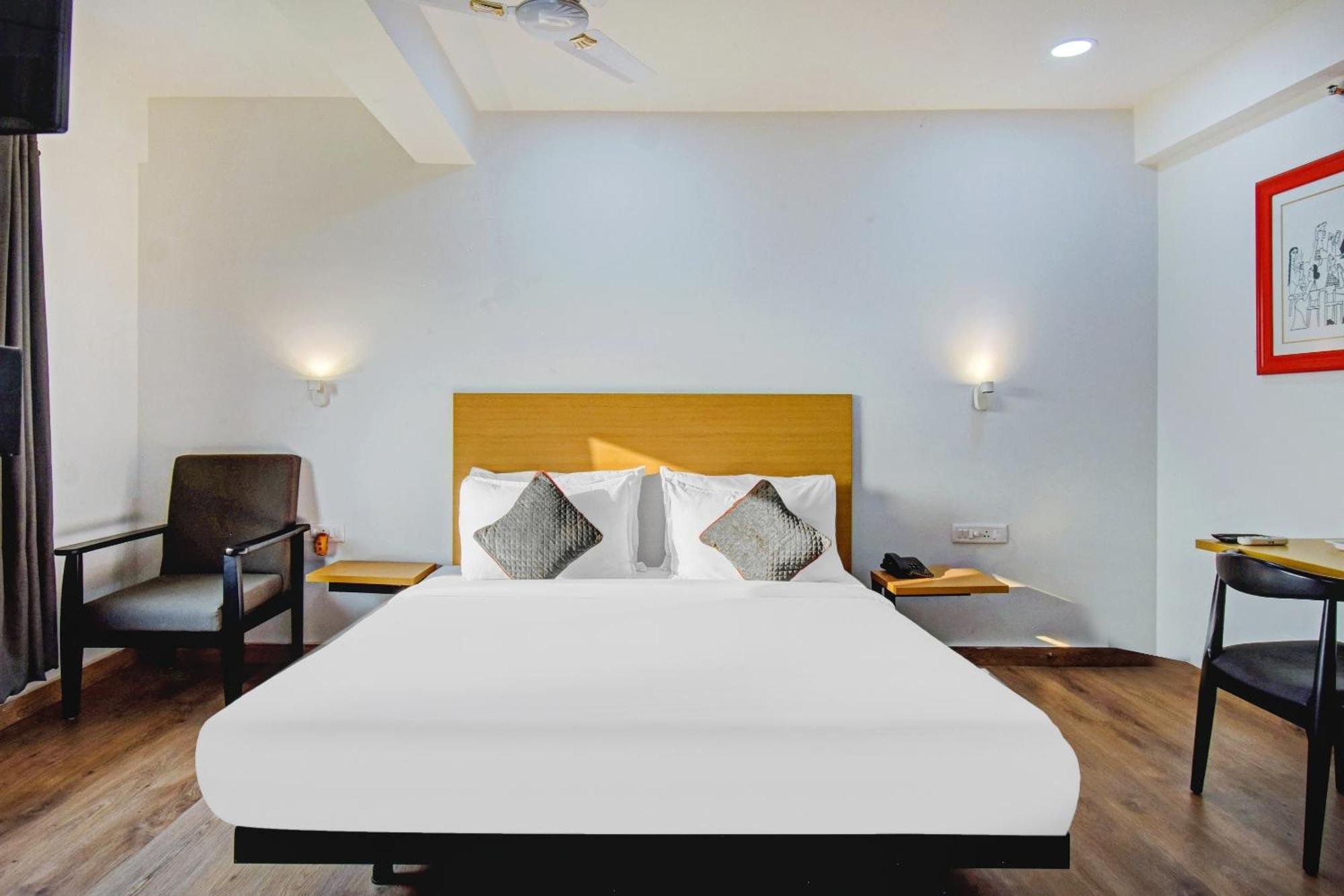 Super Townhouse The Royal Retreat Hotel Garui Exterior photo