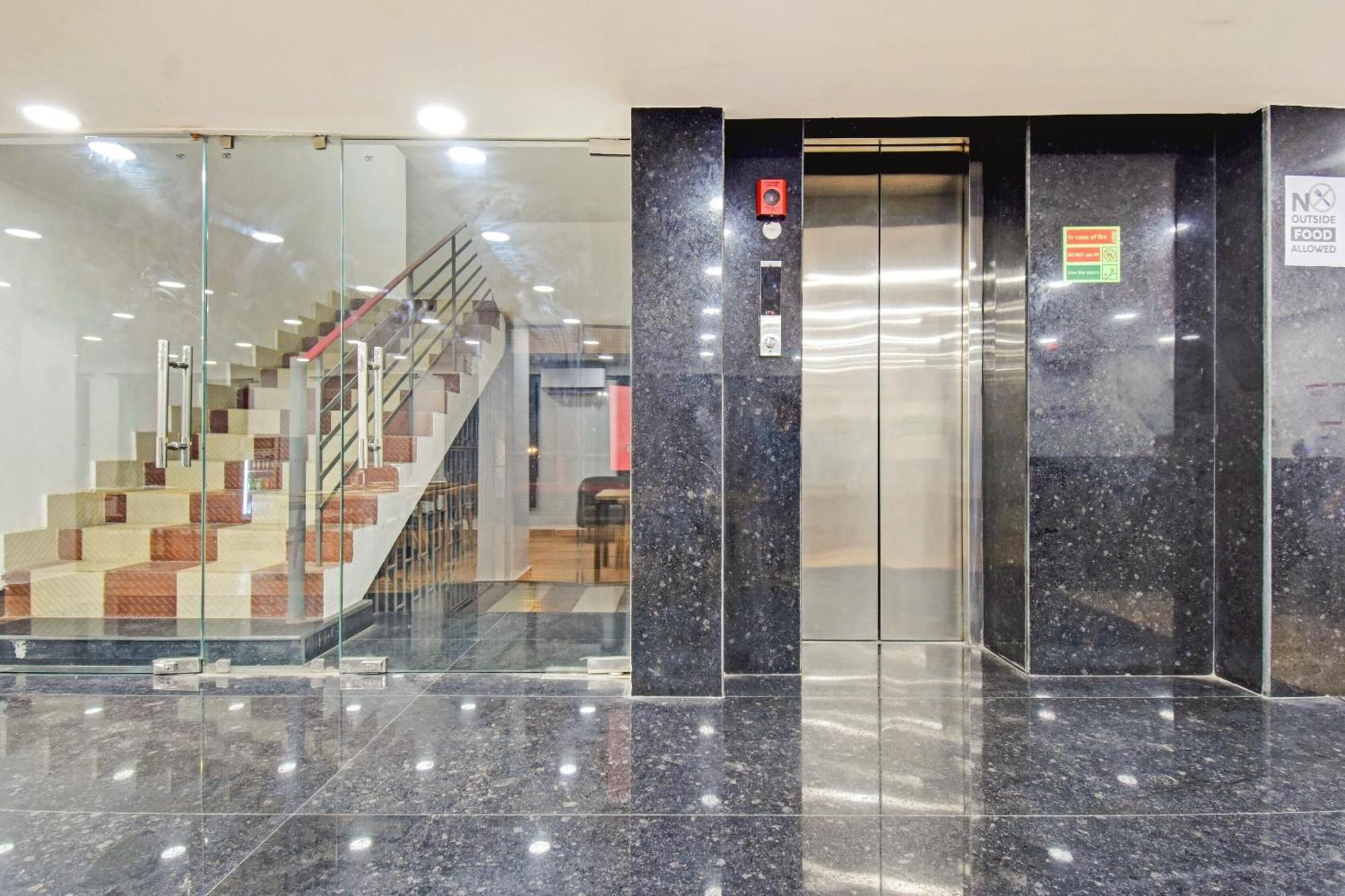 Super Townhouse The Royal Retreat Hotel Garui Exterior photo