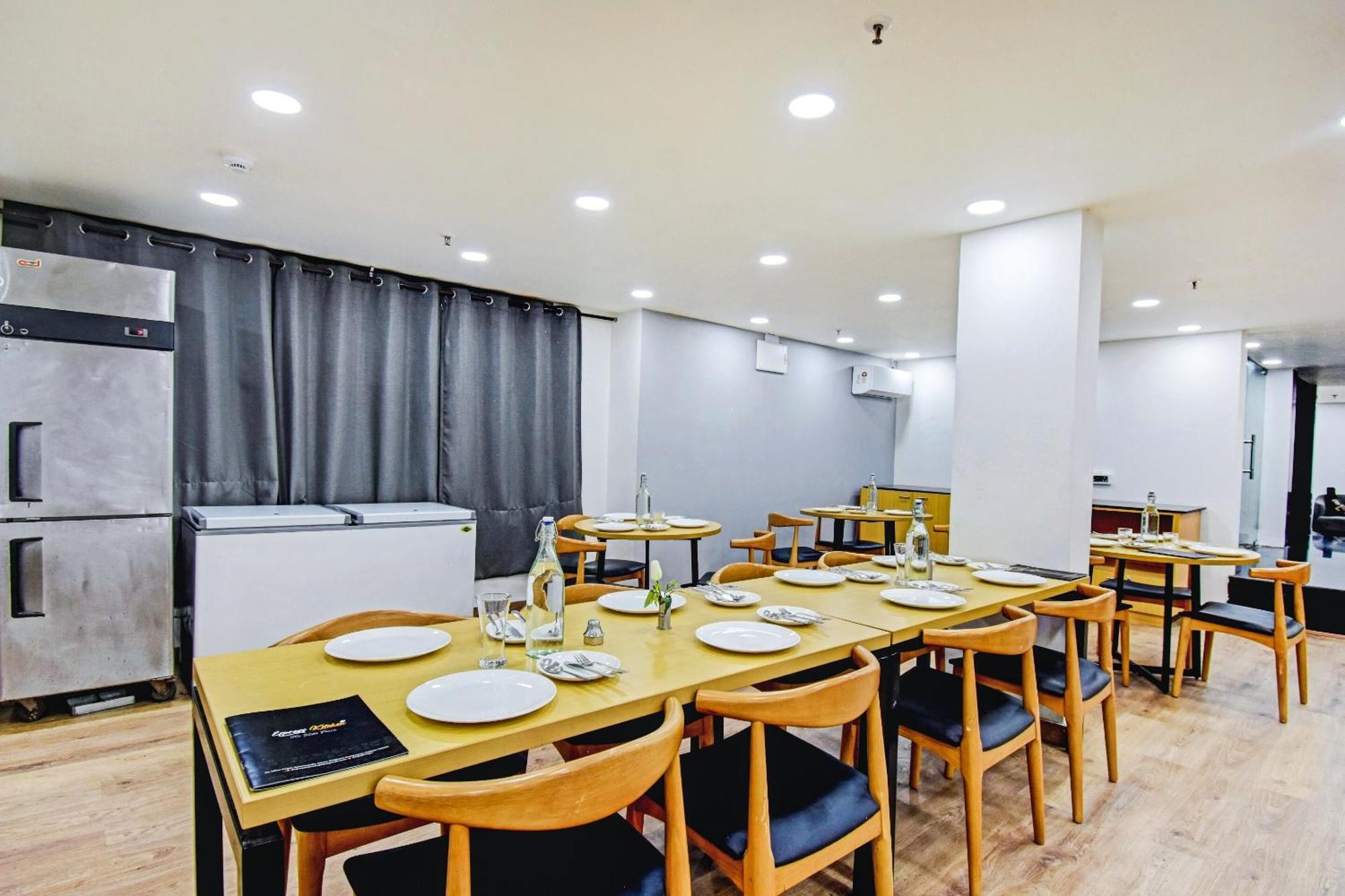 Super Townhouse The Royal Retreat Hotel Garui Exterior photo