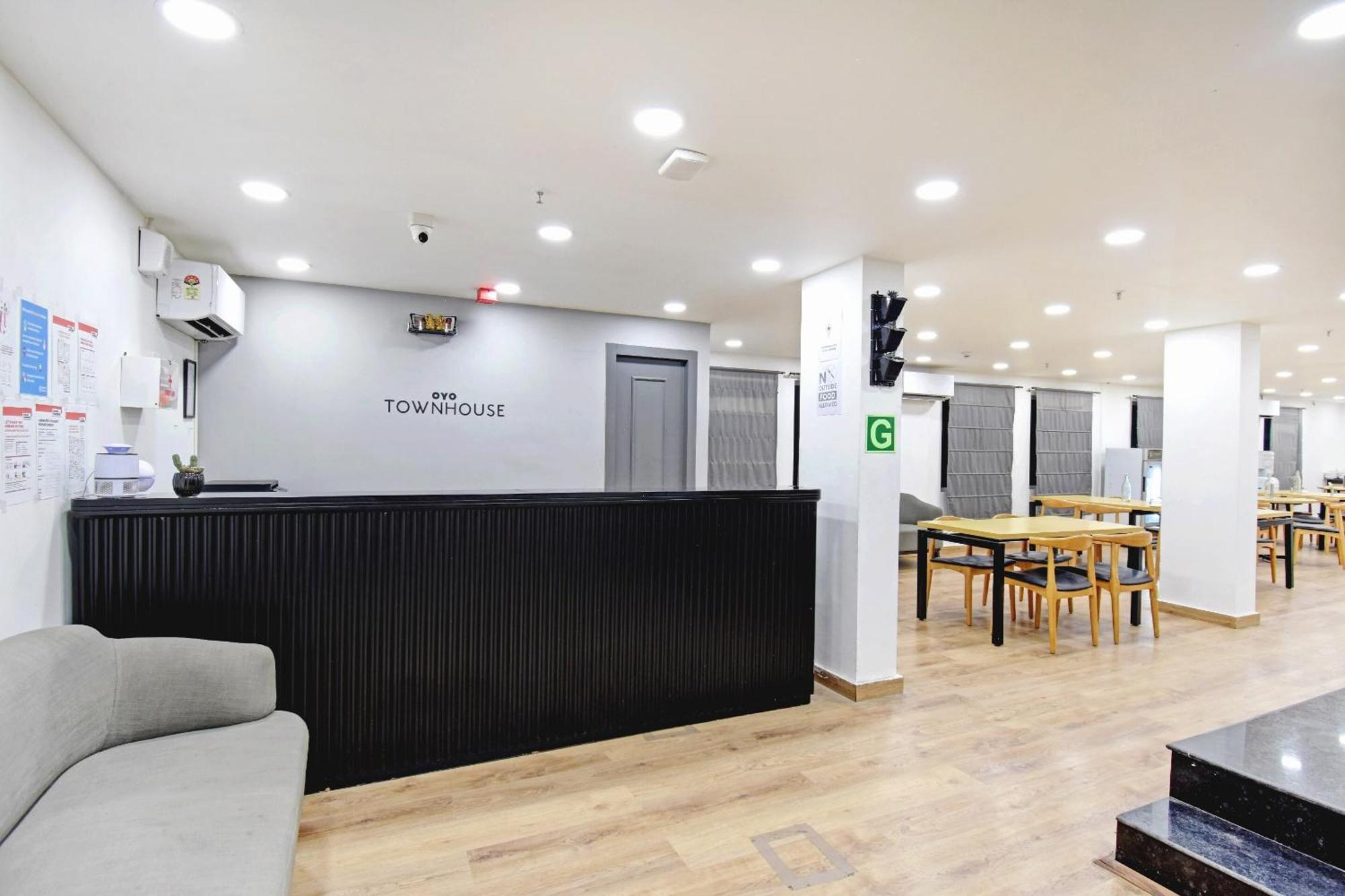 Super Townhouse The Royal Retreat Hotel Garui Exterior photo