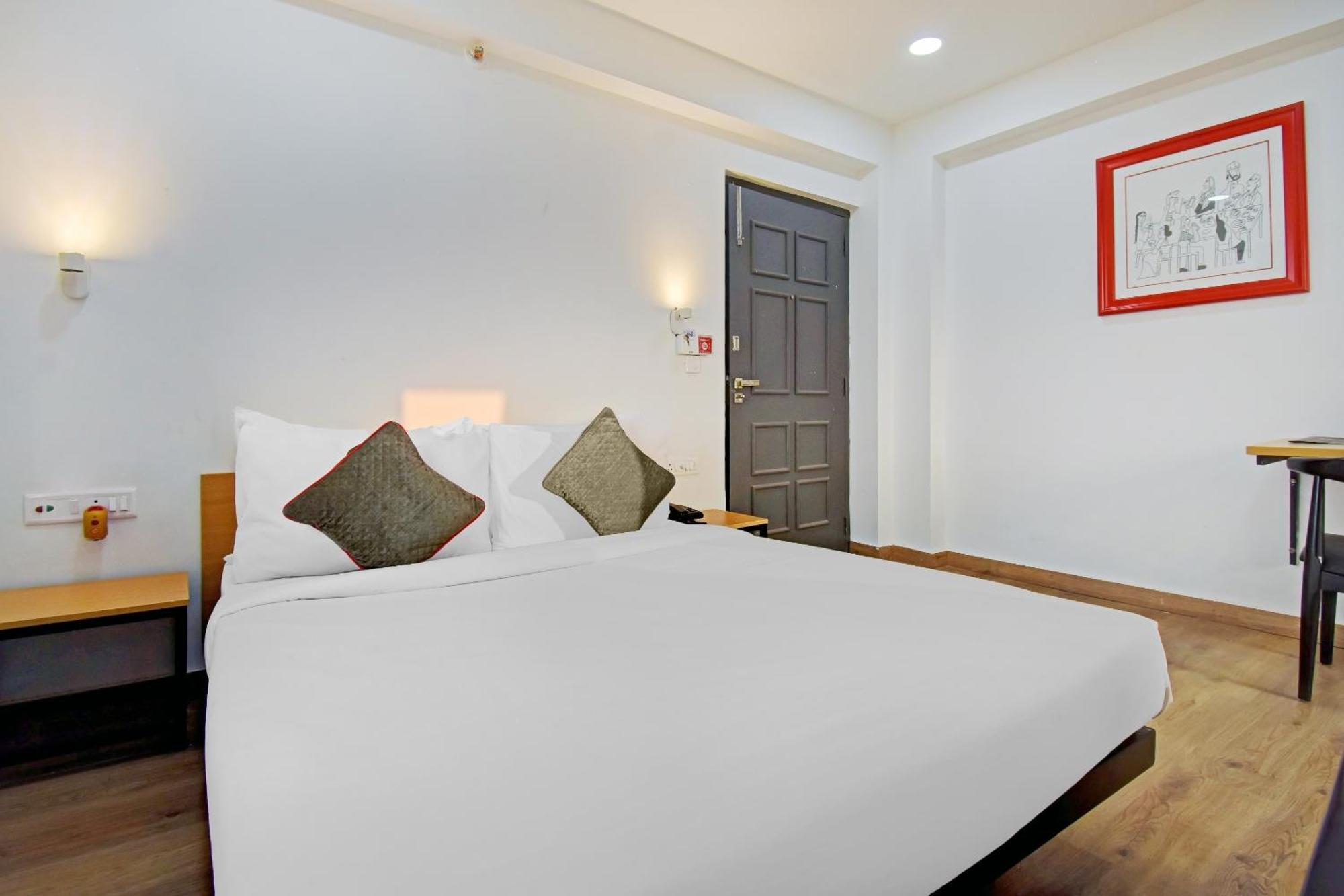 Super Townhouse The Royal Retreat Hotel Garui Exterior photo